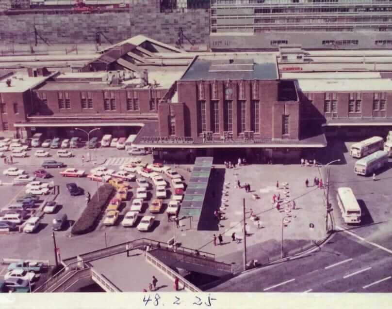 スカイビル上階からの昭和48年当時の国鉄横浜駅東口前