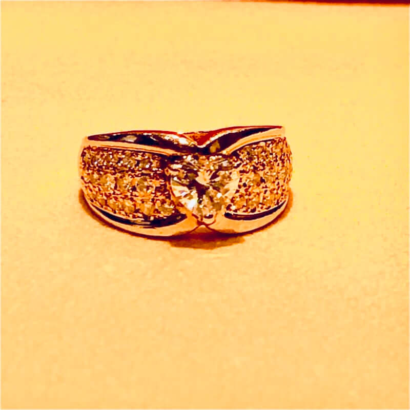 ゴールドのハートシェイプダイヤモンド指輪