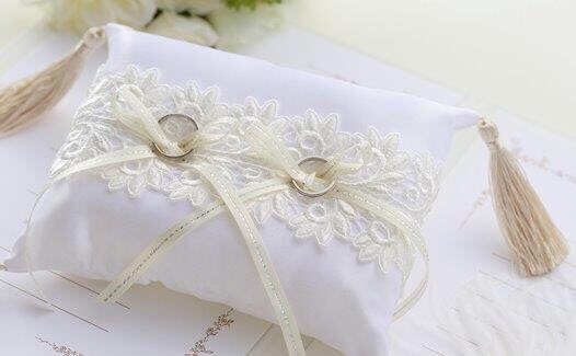 純白のリングピローに飾られたPILOTブランド結婚指輪
