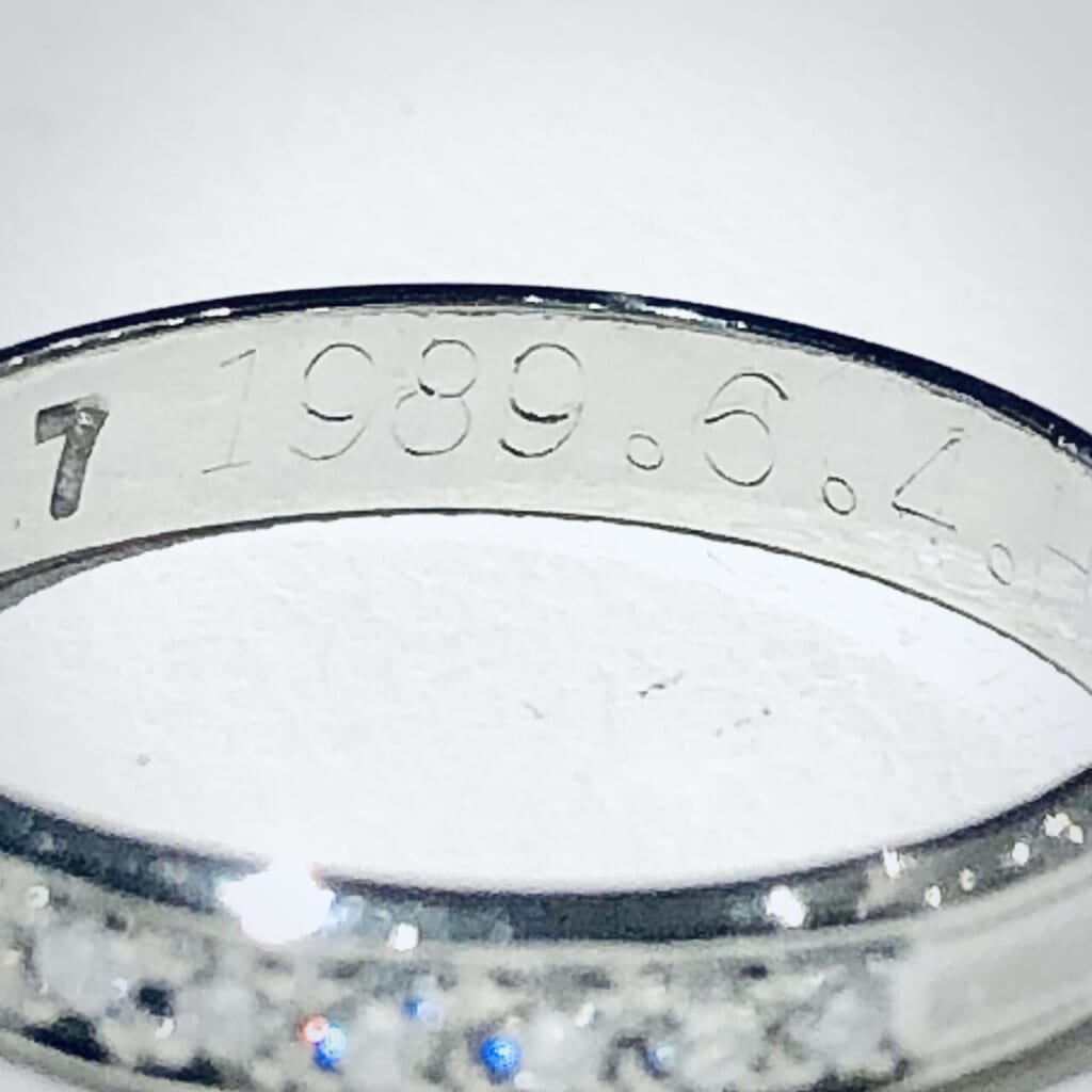 画像 洗浄された指輪内側から結婚された年月日を刻んだ文字列が・・・・